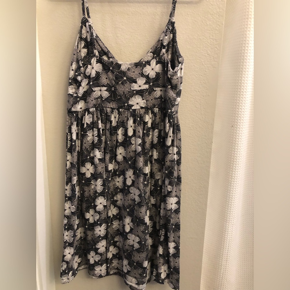Summer linen dress. Pockets! Size medium. Flattering right above the knees .